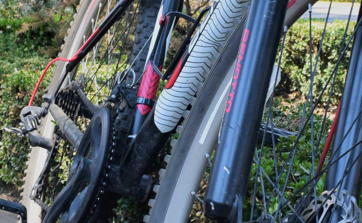 Bicicleta en un parque recargada