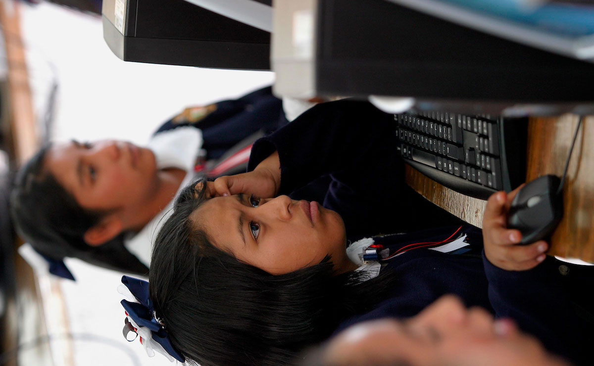 Niños aprendiendo computación