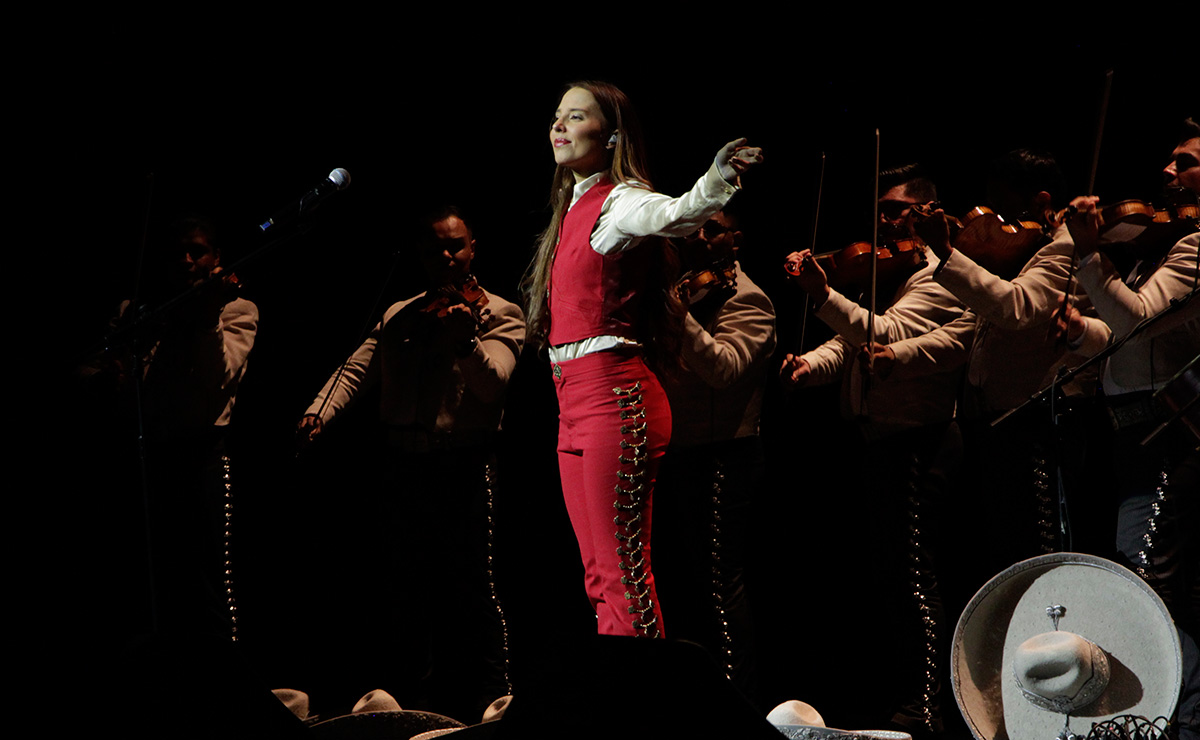 Majo Aguilar en el escenario en su concierto en Toluca