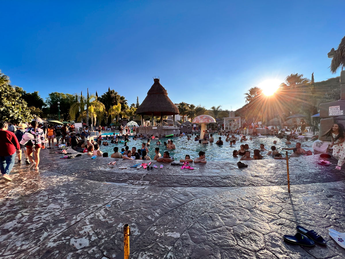vista de uno de los balnearios en hidalgo, personas disfrutan del