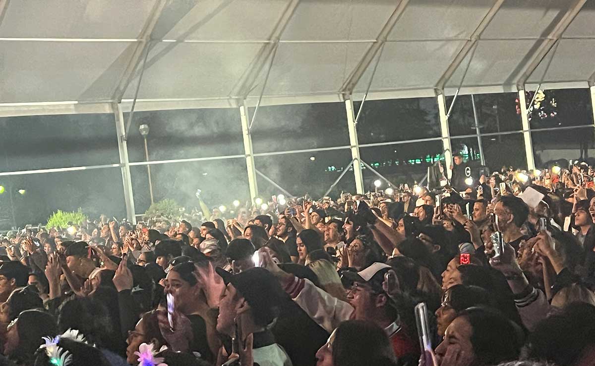 Gente en concierto de Kenia Os en Recinto Ferial de Metepec