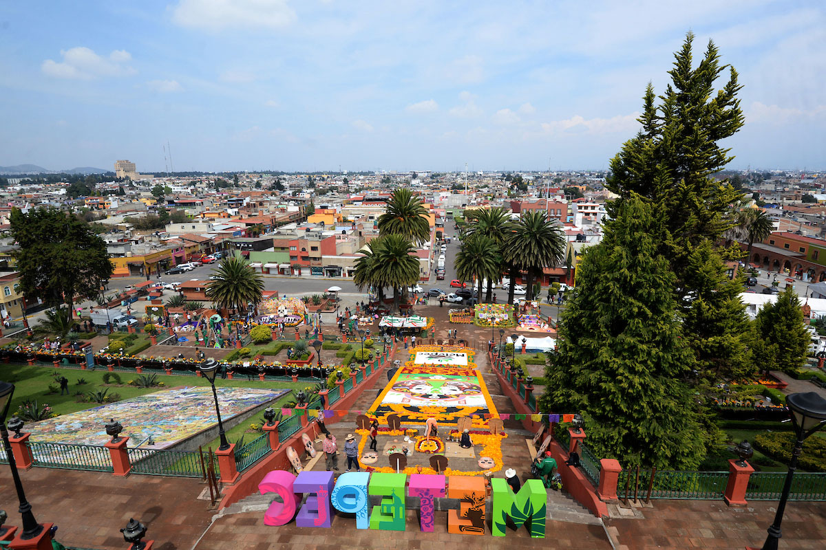 Vista aérea de la monumental ofrenda de Dí­a de Muertos de Metepec en 2017