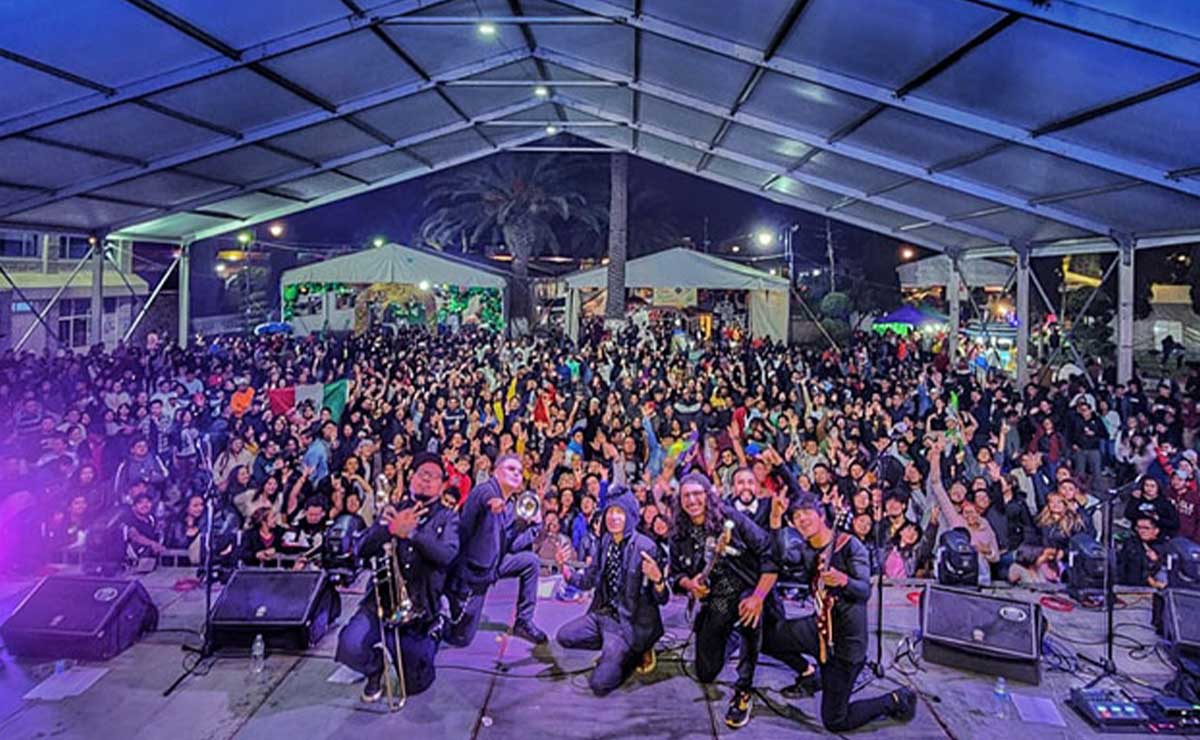 Concierto de Salón Victoria en la Quimera 2023, foto con sus fans.
