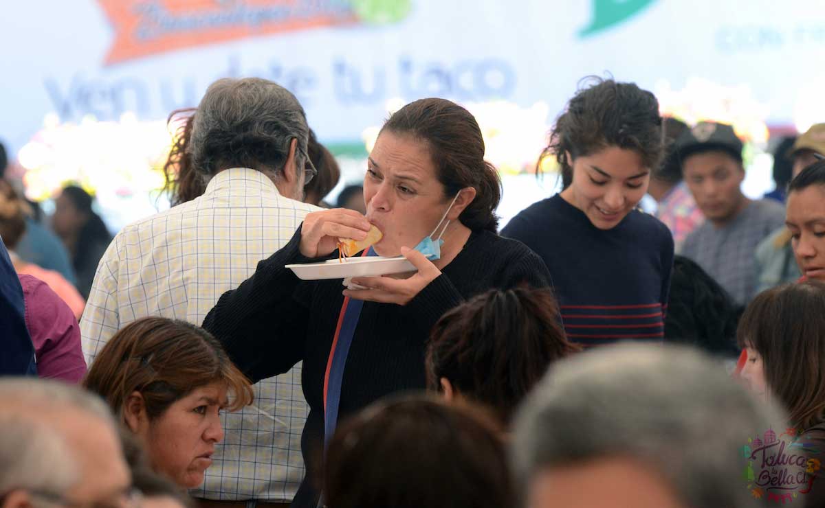 Persona comiendo tacos del sureño