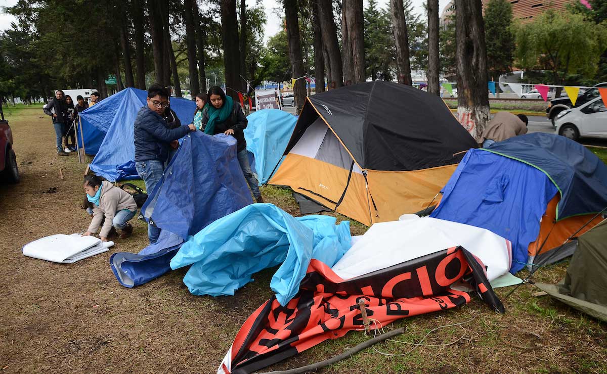 Personas acampando