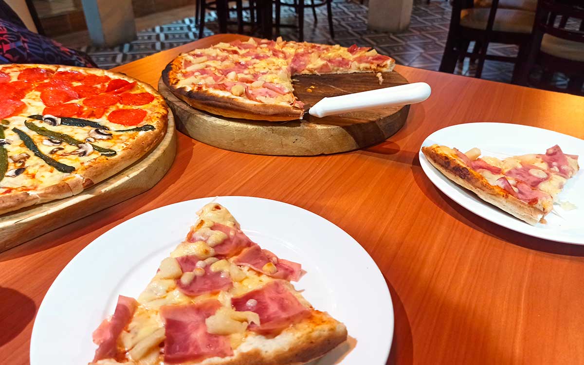 rica rebanda de pizza de los mejores mejores restaurantes para cenar entre amigos en Toluca