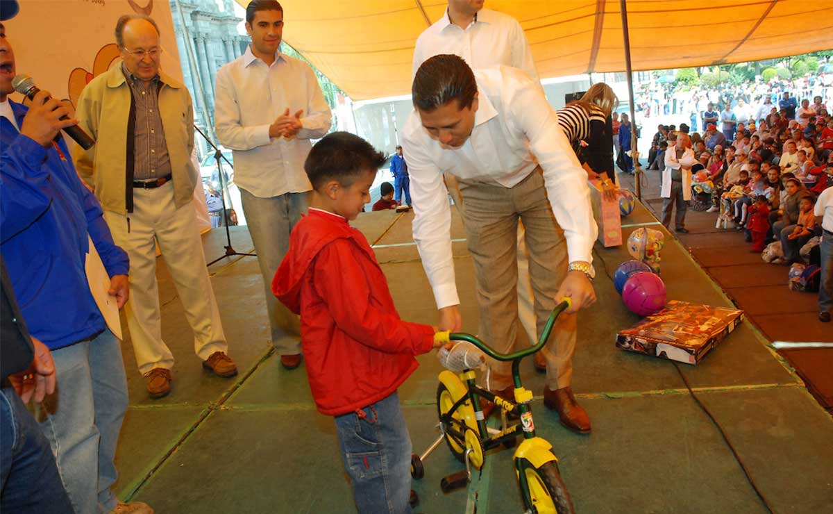 Niño recibiendo una bici, en el día internacional de niño en Toluca.