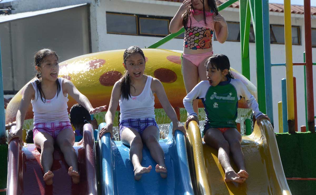 Balneario de San Carlos, niños en un tobogán en un parque acuático