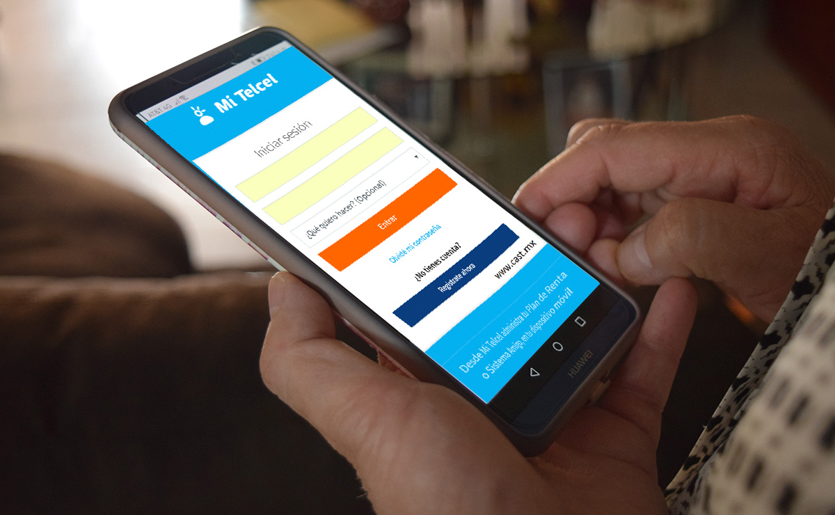 Persona entrando a la app de Mi Telcel