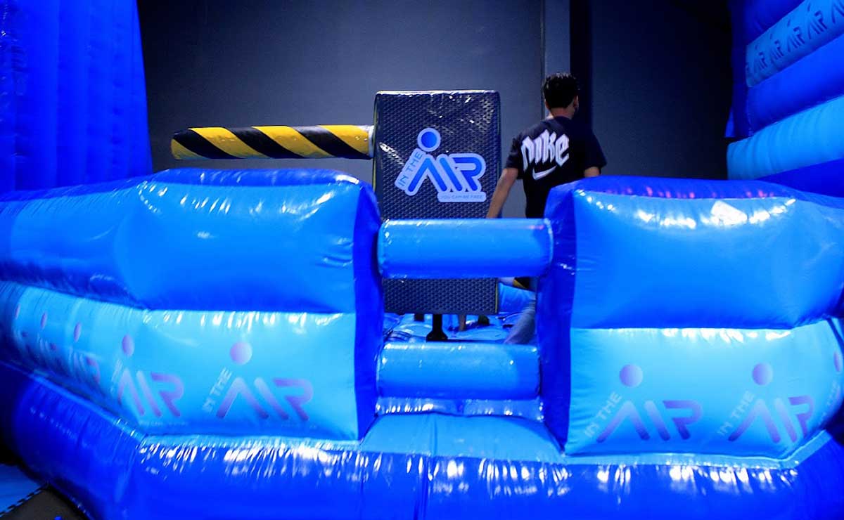 Persona divirtiéndose en el parque inflable de Toluca