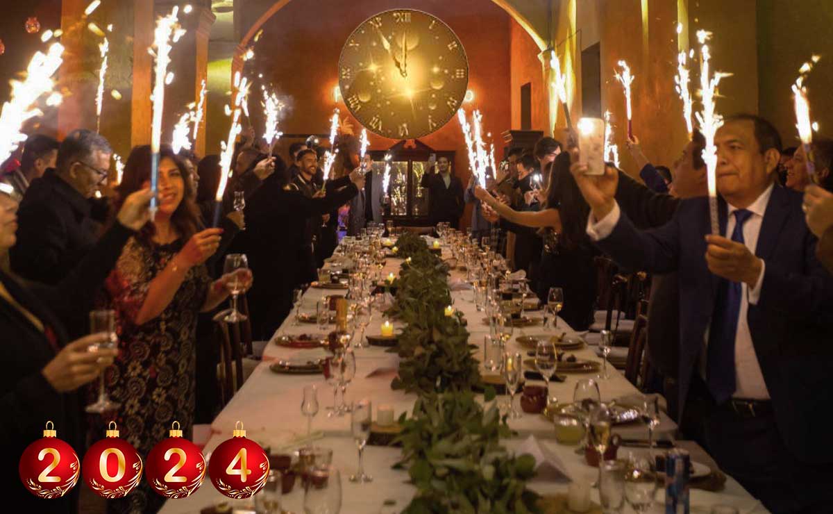 Personas en cena en la víspera de Año Nuevo.