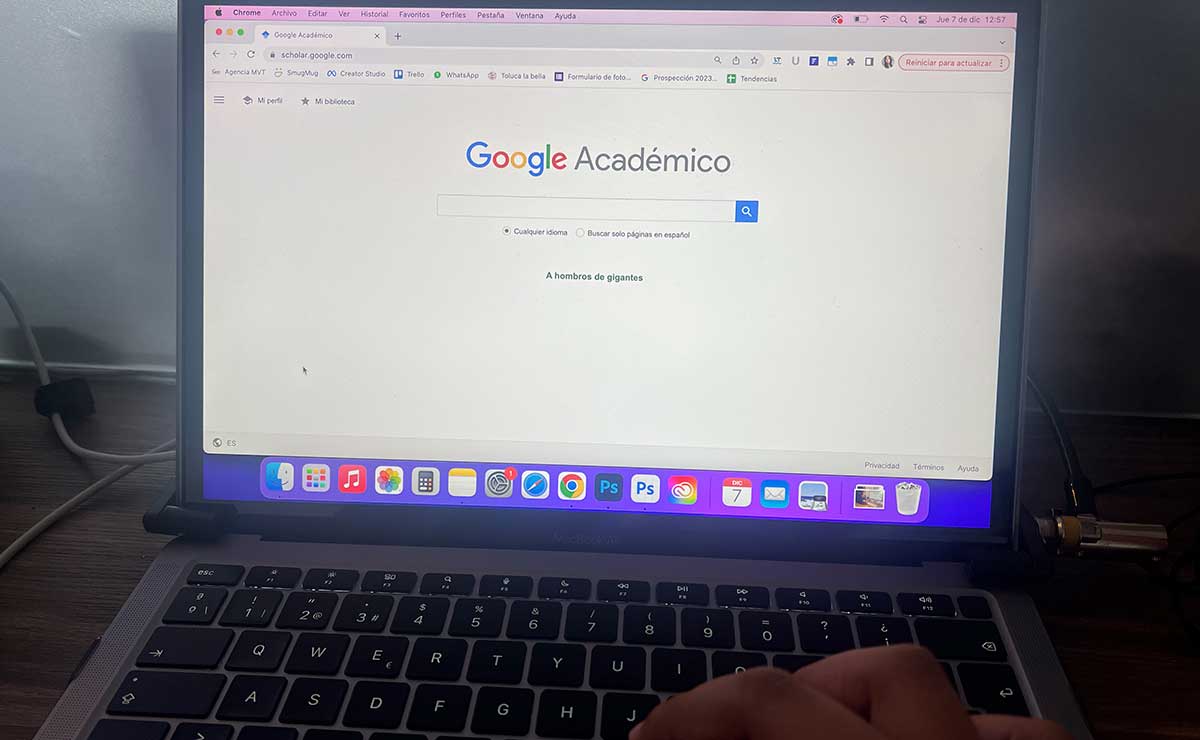 Persona usando Google Scholar - qué es