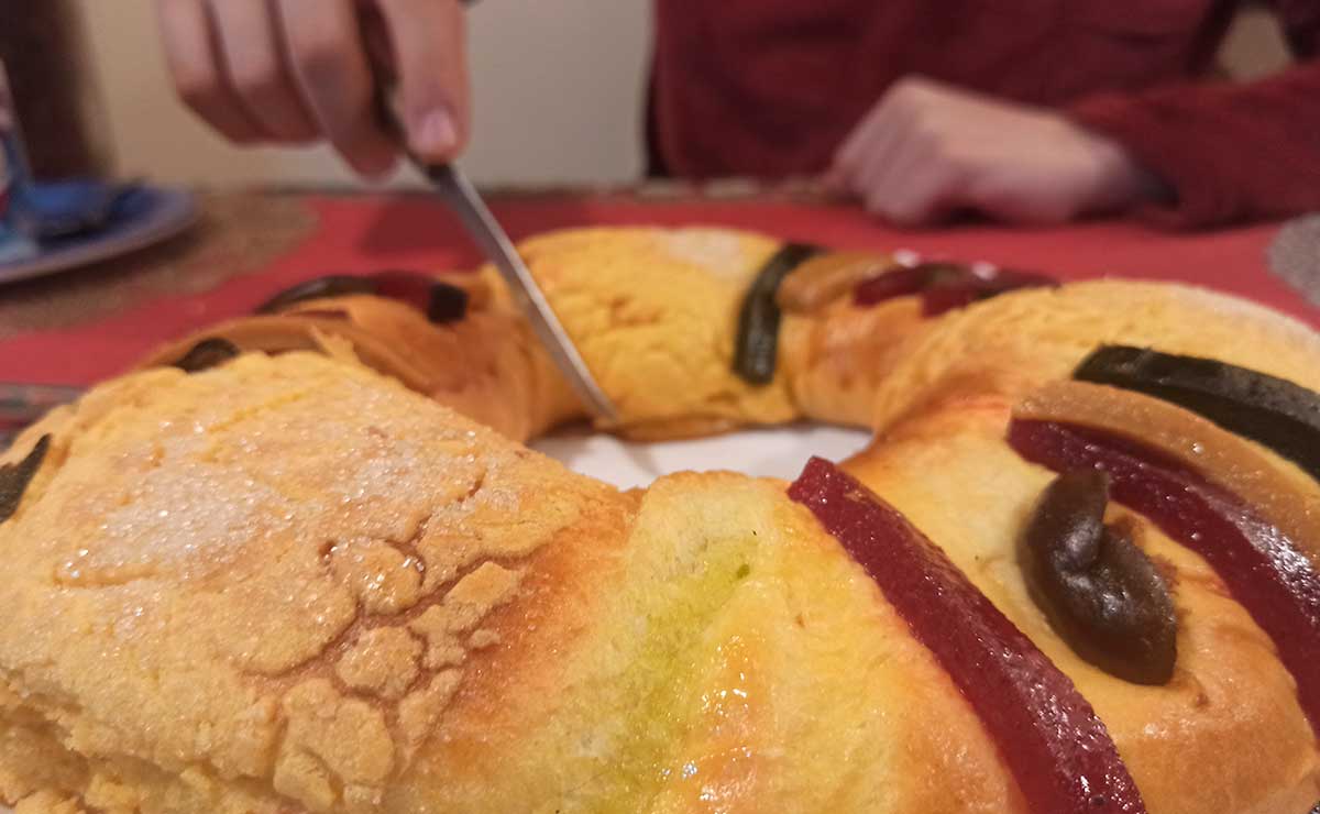 cómo hacer rosca de reyes, receta fácil, partir la rosca