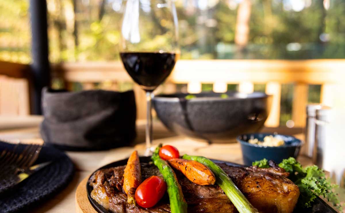 Restaurante Casa del Roble, platillo de carne acompañado con una copa de vino
