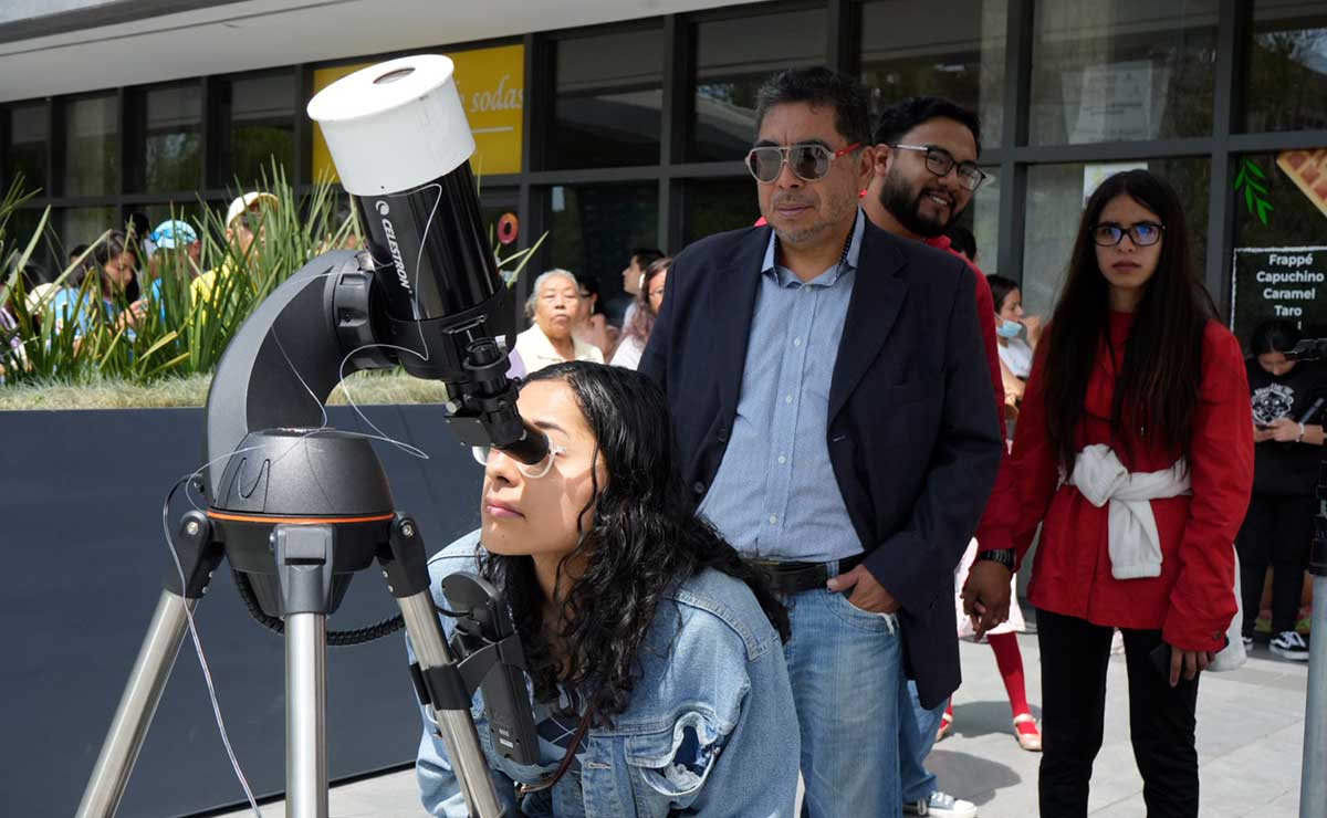 eclipse solar 2024, personas viendo eclipse total en Toluca