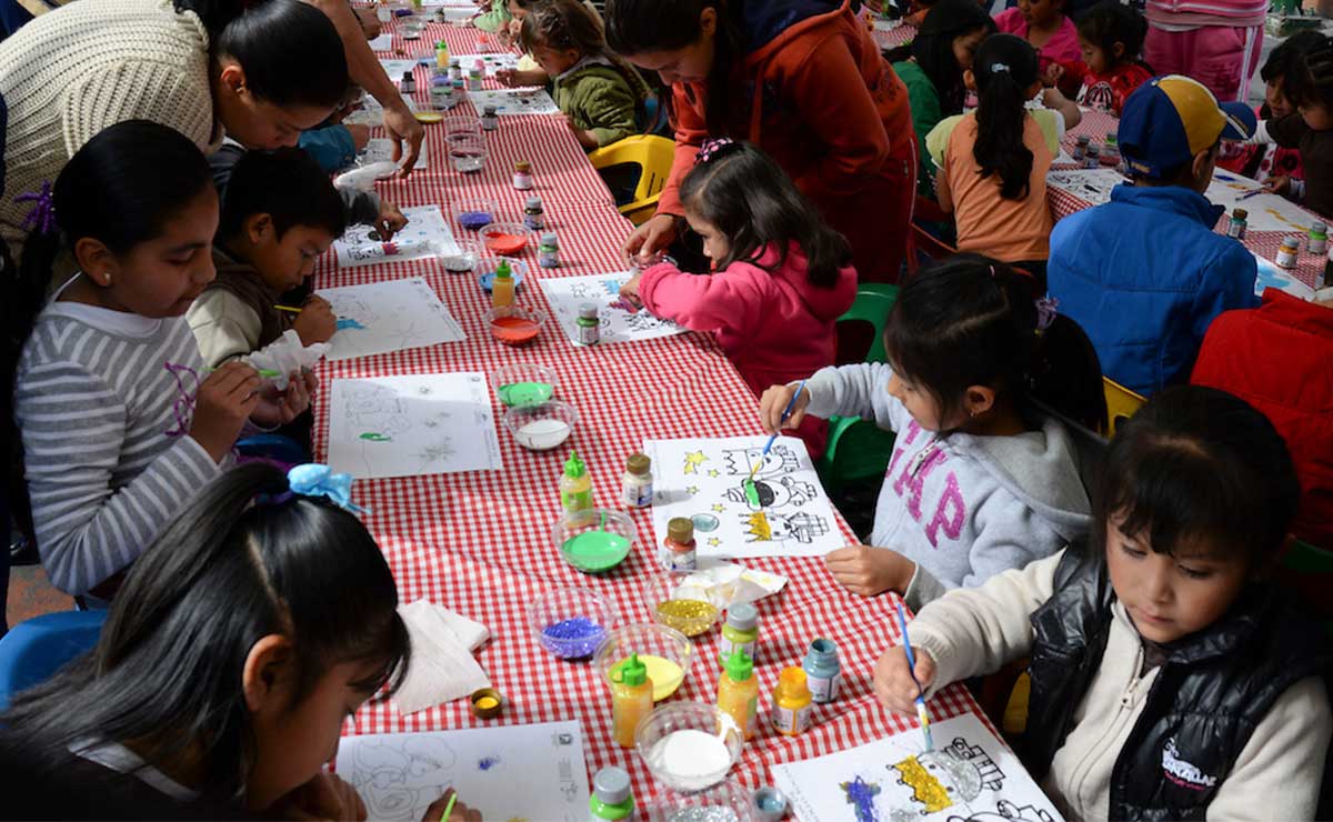 Niños en el taller "Lleno de Color" en Toluca.