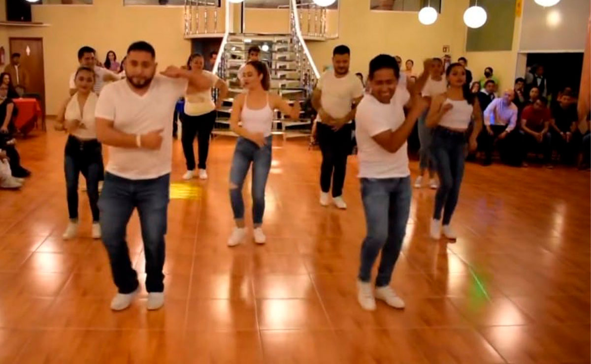 Personas tomando clases de baile de salsa en Toluca.