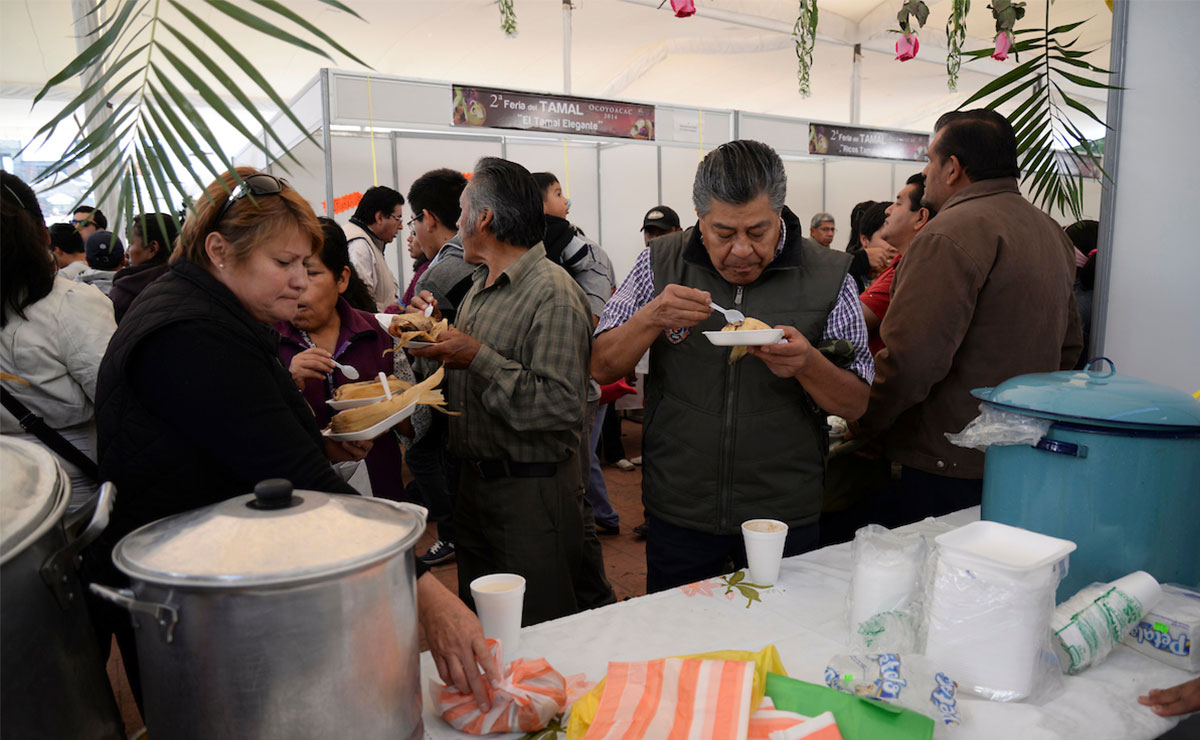 Feria del Tamal en Ocoyoacac, personas comiendo.