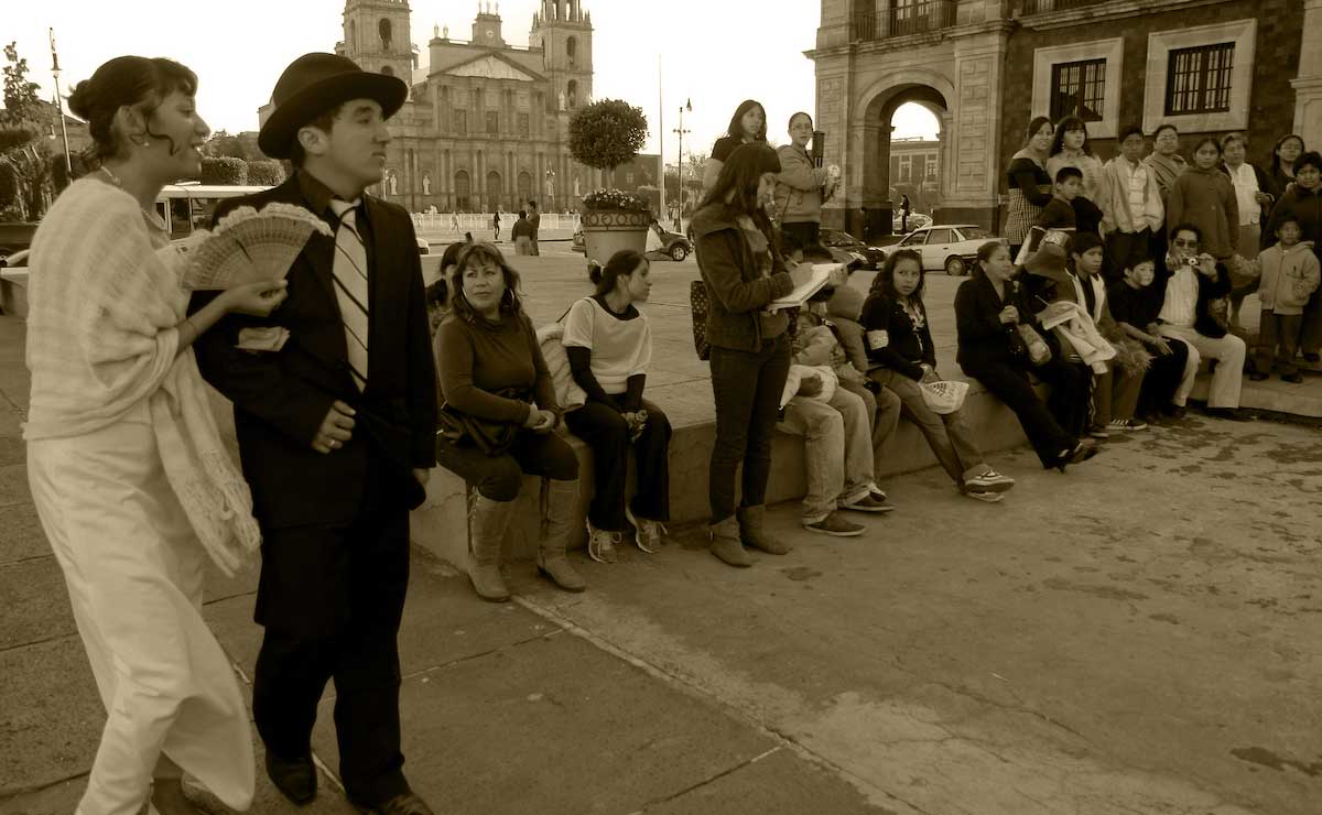 Personas en el recorrido de leyendas en Toluca