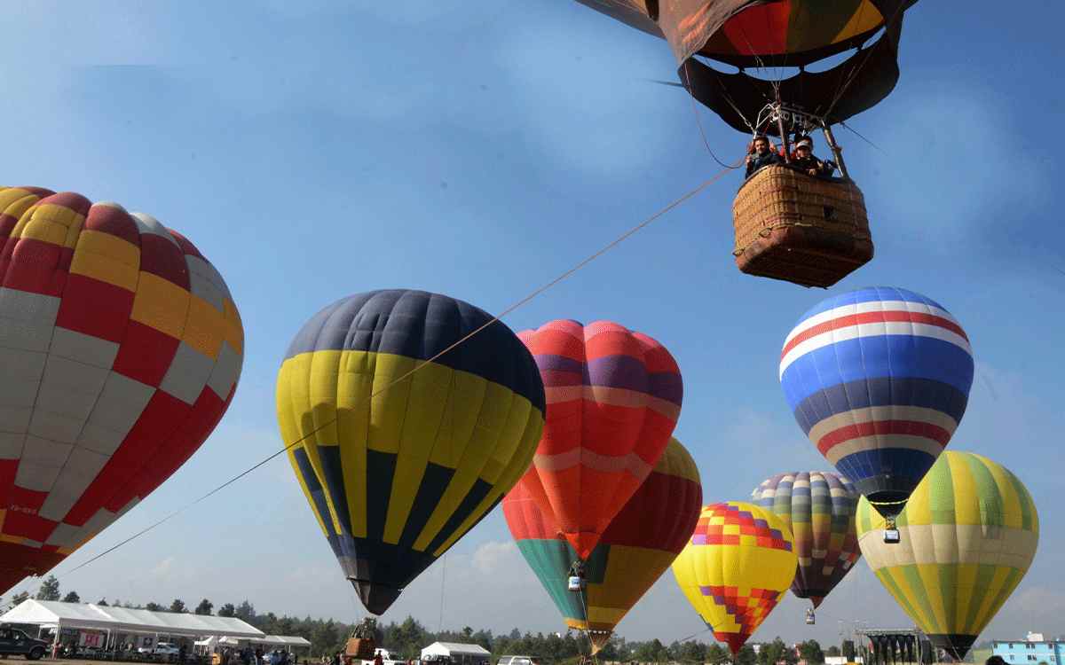 globos aerostaticos volando en festival del globo toluca 2024