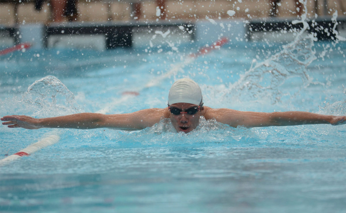 Persona nadando en las escuelas de natación en Toluca.