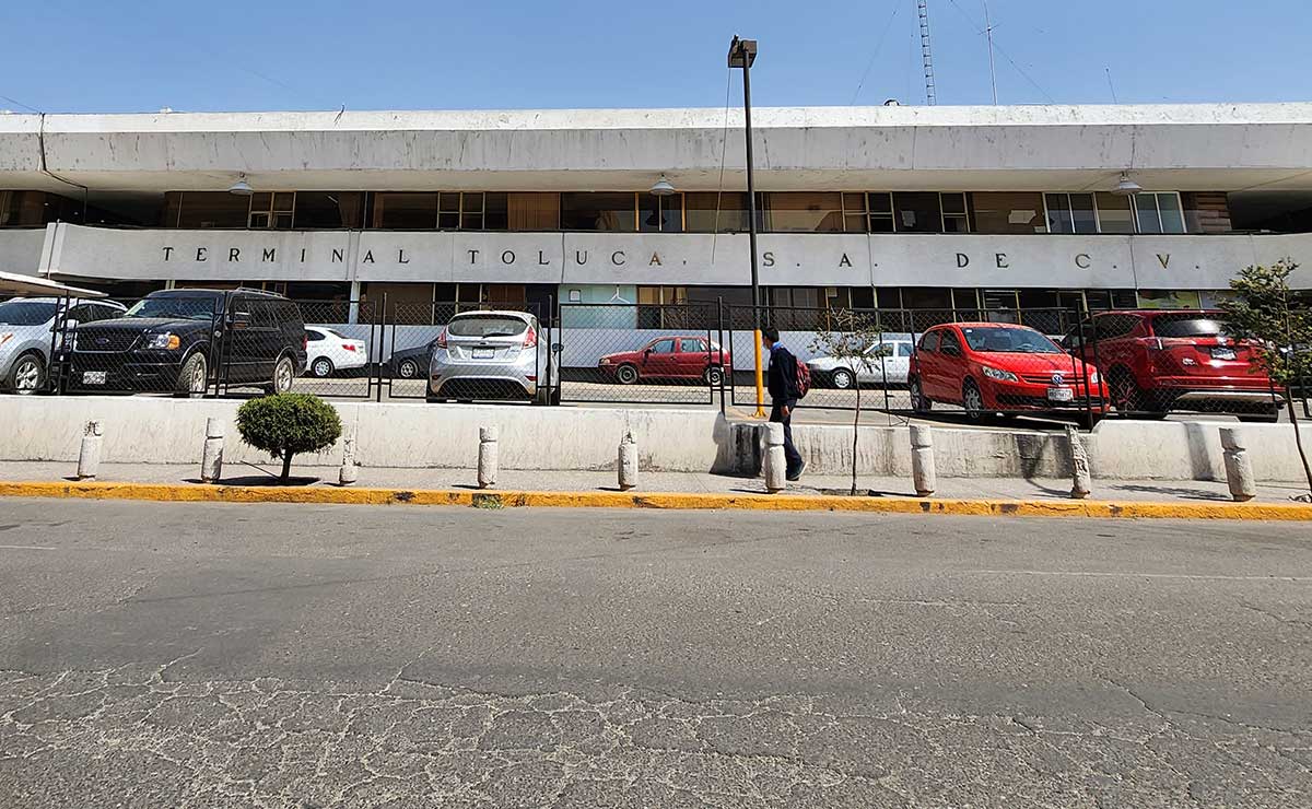 Terminal de Toluca, persona caminando, carros, Cataratas del Niágara.