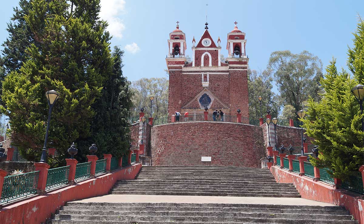 Iglesia del Calvario de Metepec, EdoMéx, árboles, escaleras.
