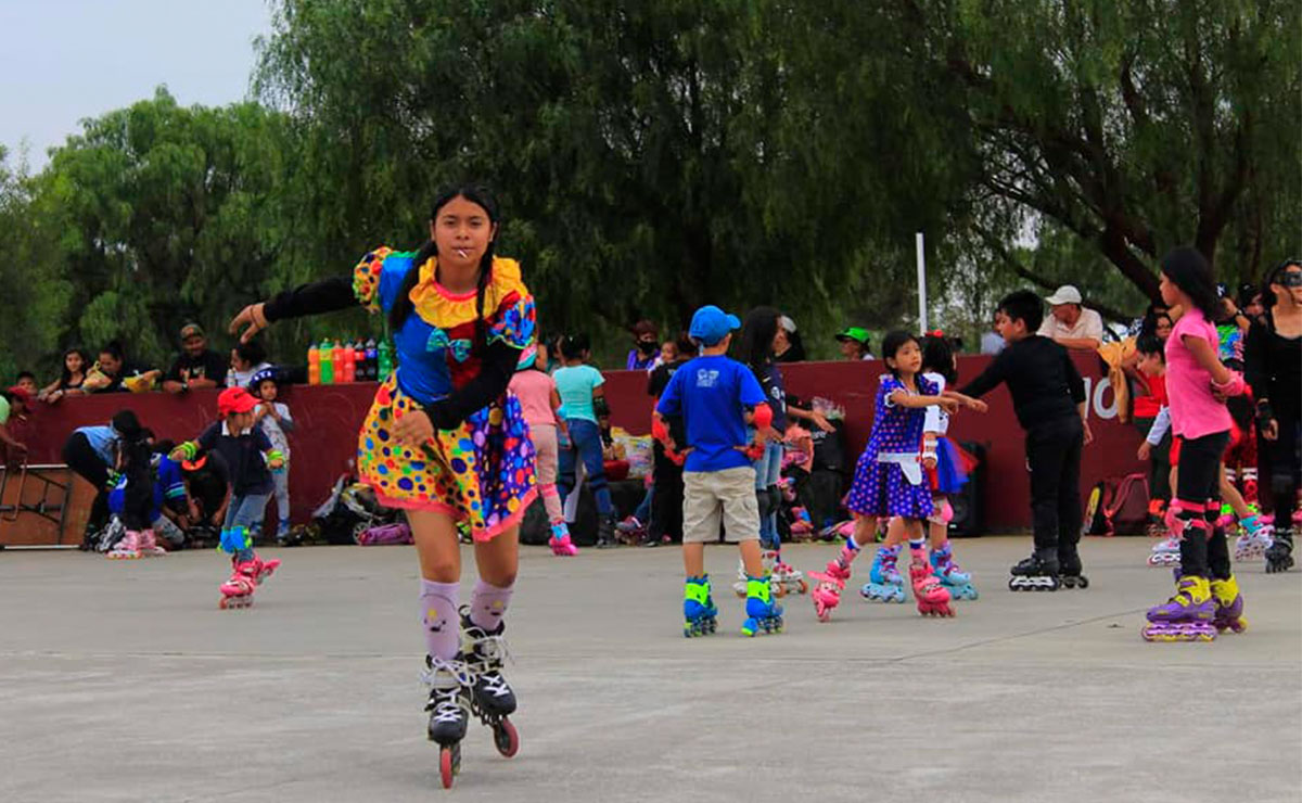 Personas patinando en la Hank González en Ecatepec.