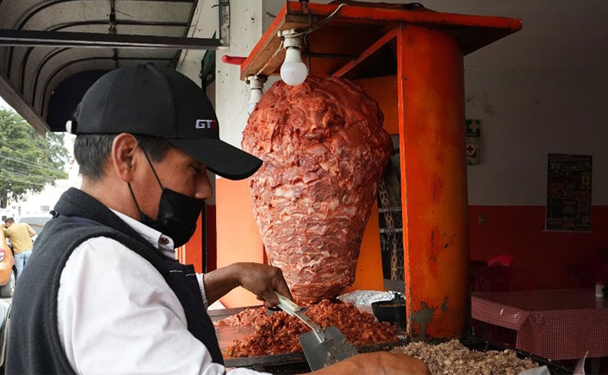 Taquero en su negocio, las mejores taquerí­as de tacos al pastor en el Valle de Toluca.