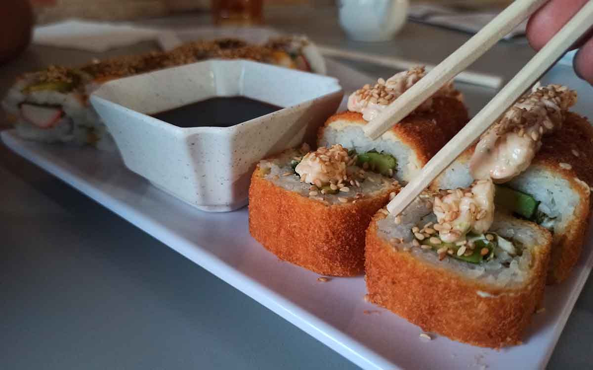 Rollos de sushi acomodados en un plato para degustar 