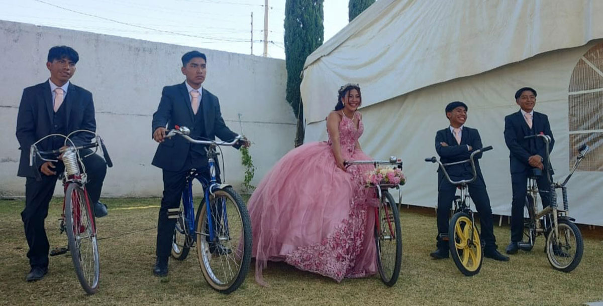 Arleth Michel Contreras y sus chambelanes celebra sus XV años en San Pablo Autopan, Toluca en bicicleta