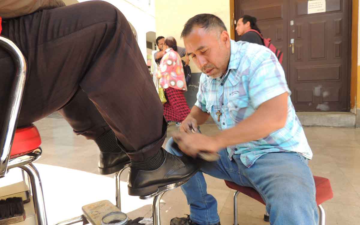 Bolero en el centro de Toluca boleando el calzado de un cliente