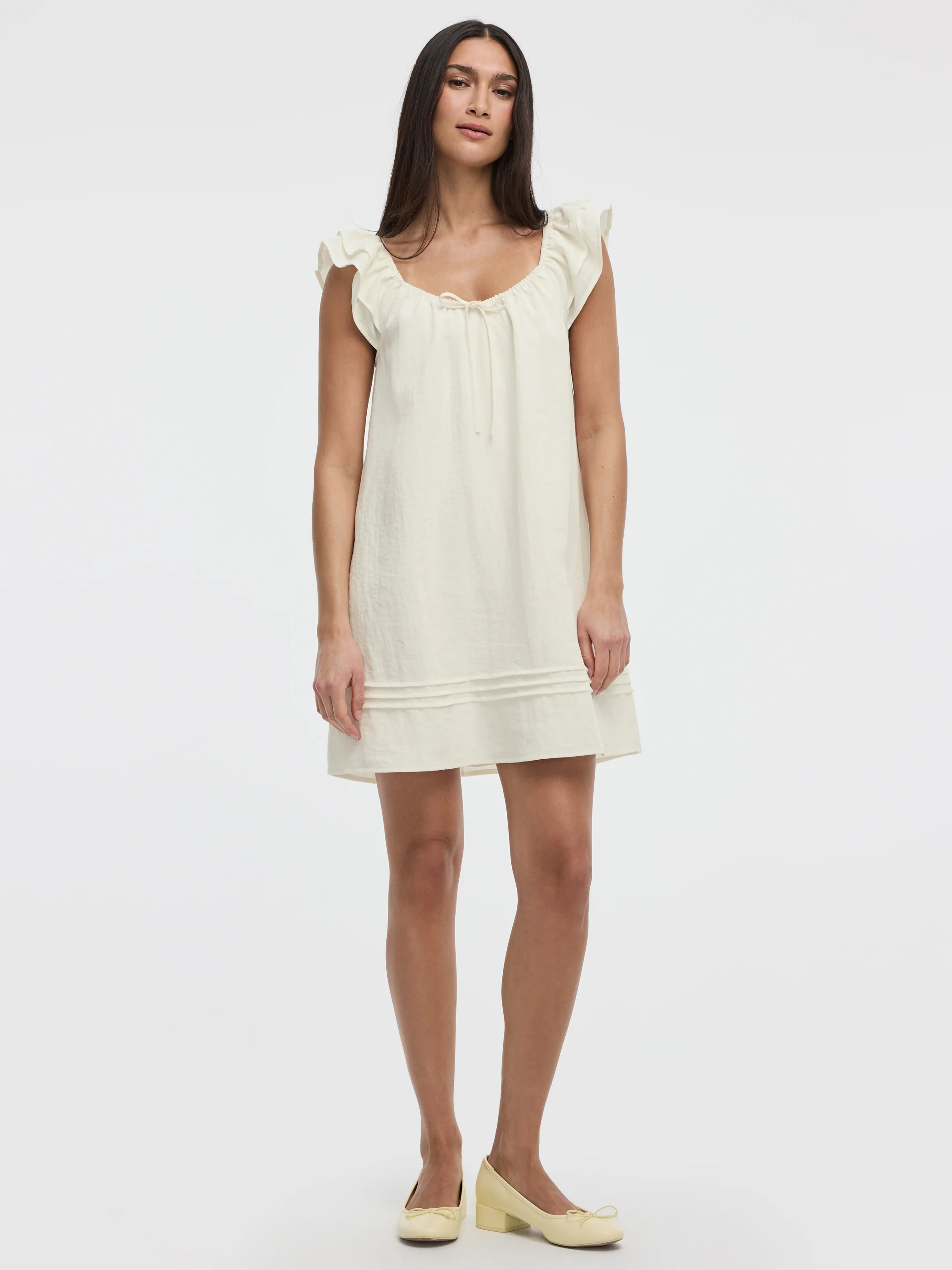 Vestido corto con volantes y escote en pico - Reitmans